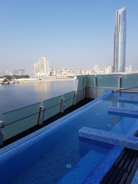 Spa Pool mit herrlichem Ausblick Crowne Plaza Dubai - Festival City by IHG