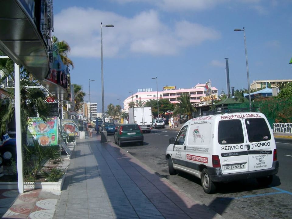 Strasse vorm Hotel Valentin Marieta LABRANDA Marieta - Adults only