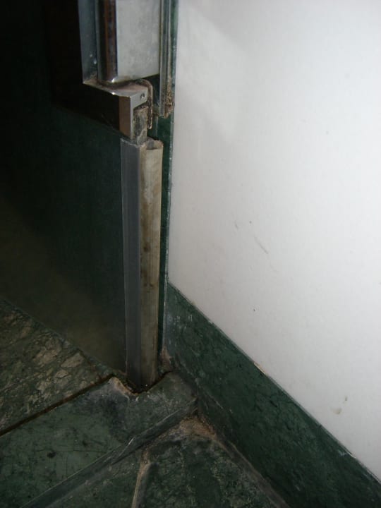 Dreck und Schimmel Duscheingang / Nirvana Zimmer Le Meridien Ile Maurice