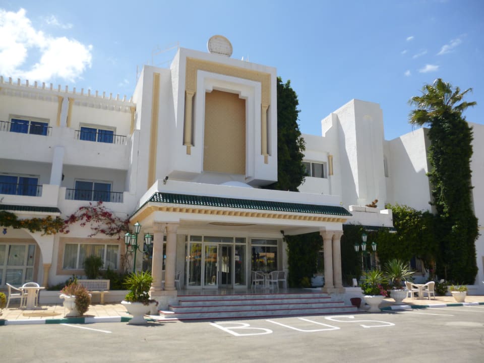 Парковка,вход Hotel Nesrine