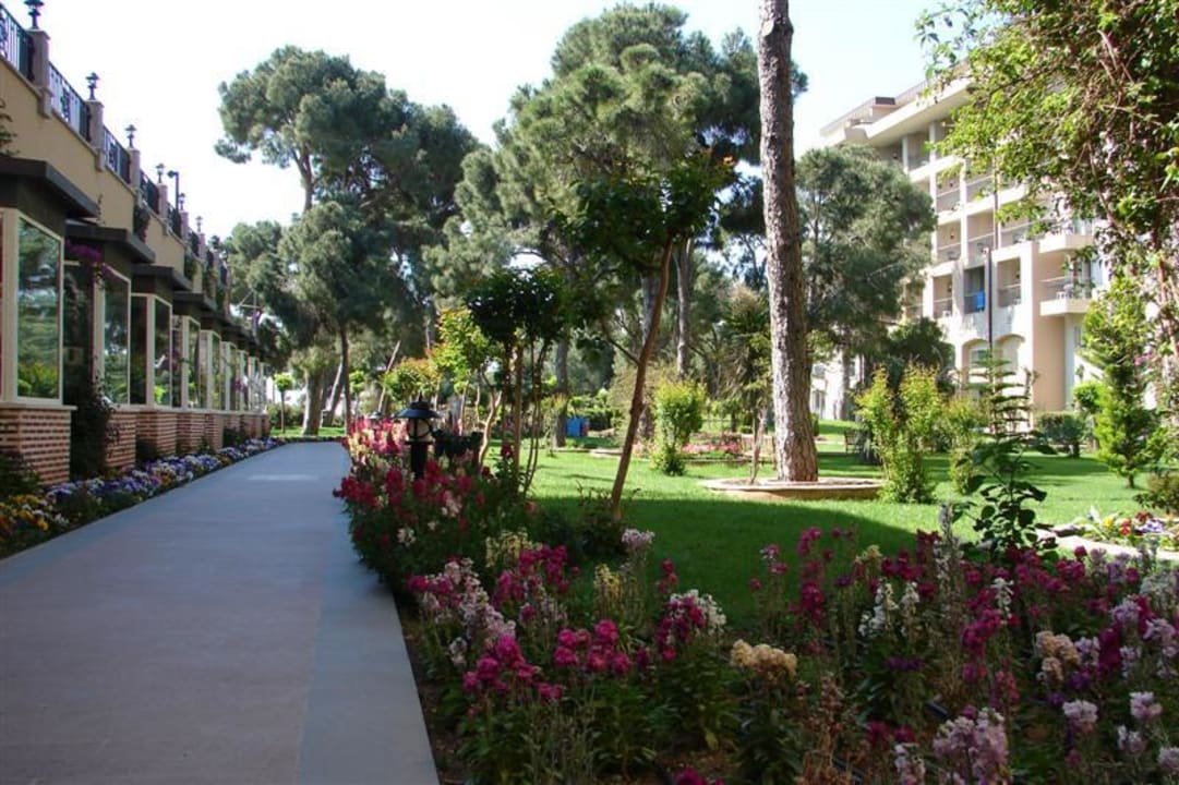 Durch die Gartenanlage Papillon Ayscha