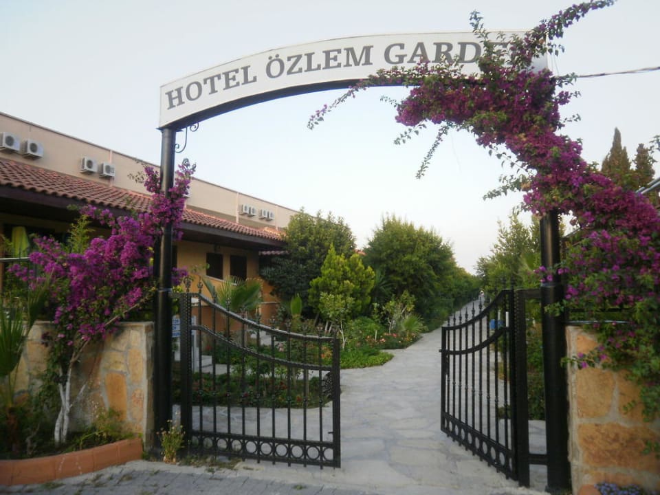 Eingang zu den Bungalows Özlem Garden Hotel