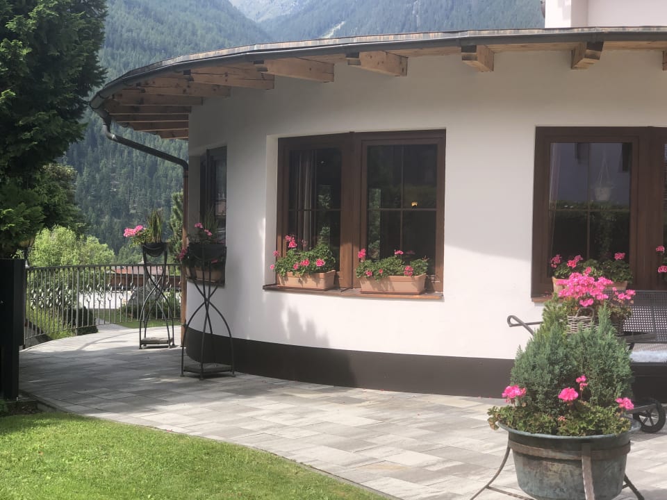 Außenansicht Hotel Johanna mitten im Ötztal