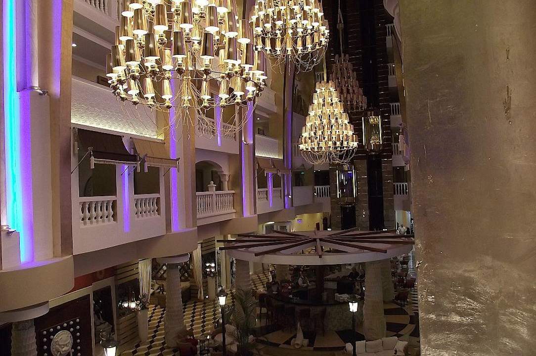 Haupthalle mit Basar Granada Luxury Okurcalar