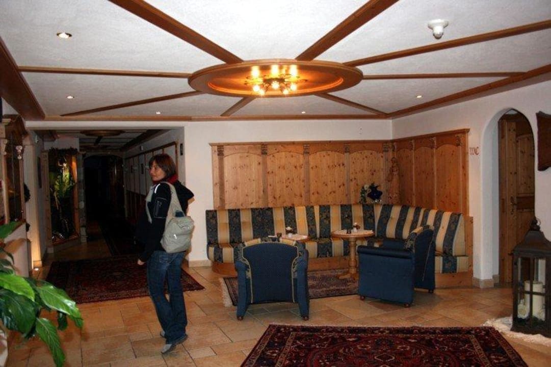 Il salotto all'entrata dell'hotel Hotel Garni Apartments Mirabel