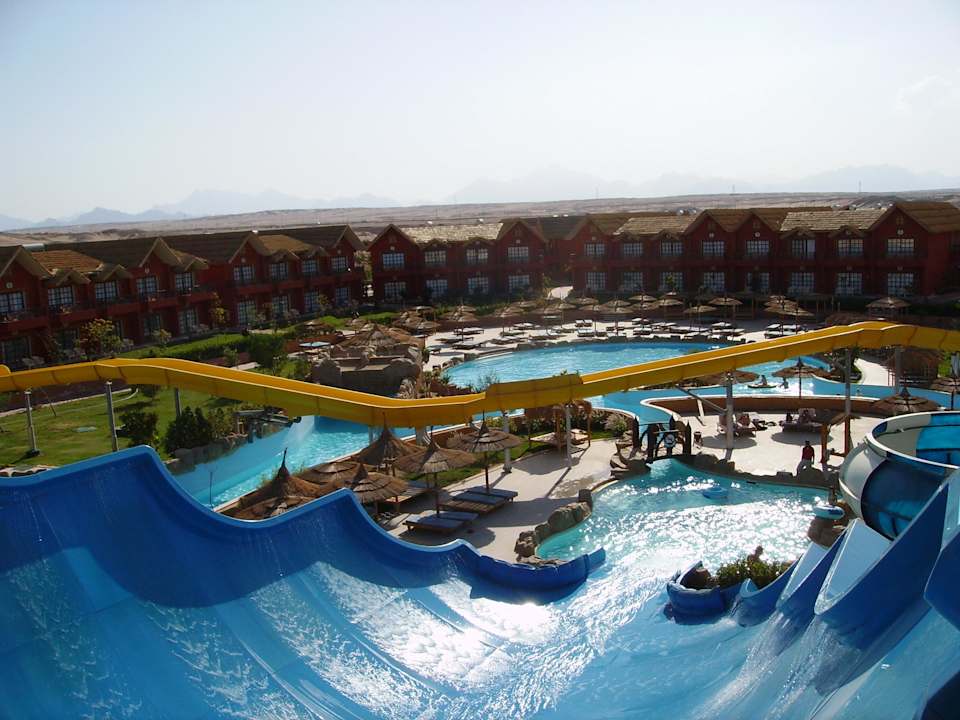 Вид с горок аквапарка Pickalbatros Jungle Aqua Park Resort - Neverland Hurghada