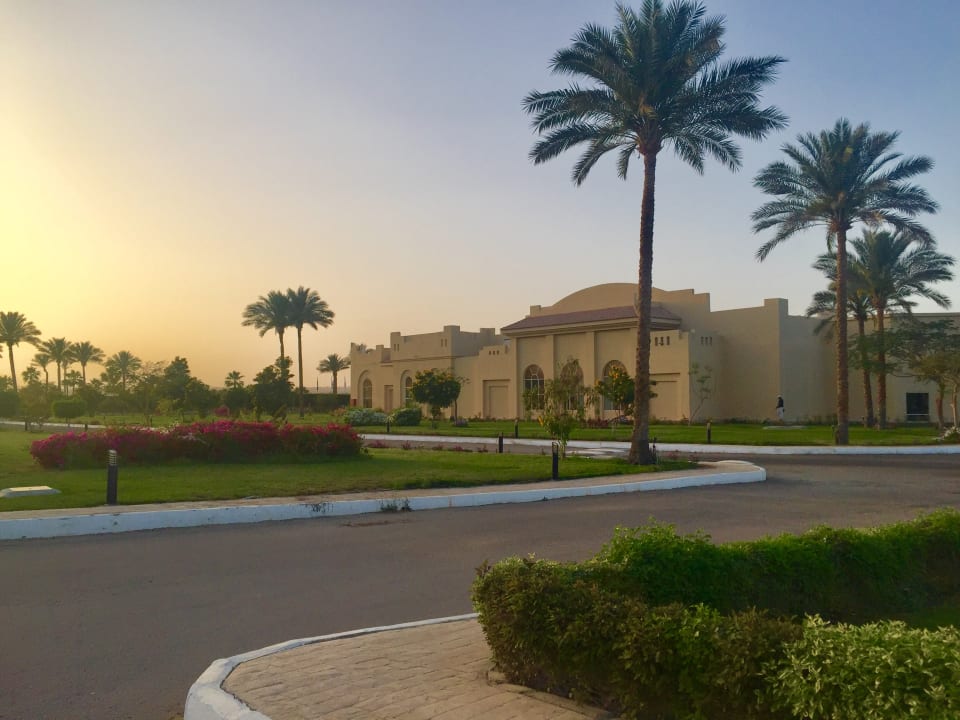 Die weitläufige Hotelanfahrt  Cleopatra Luxury Resort Makadi Bay