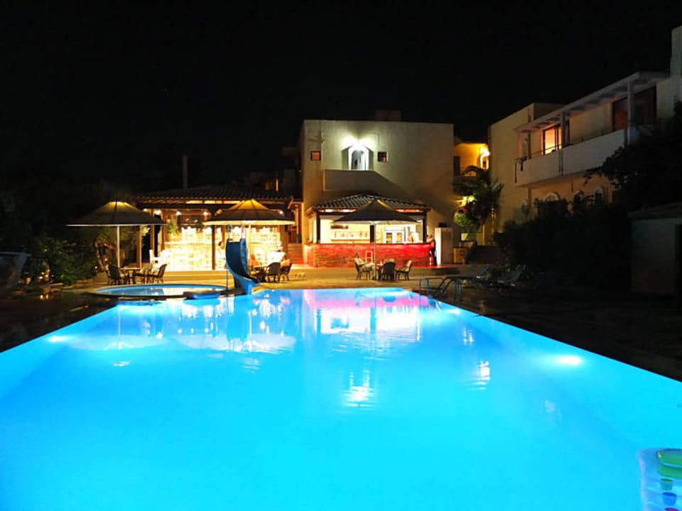 Pool am Abend Lili Hotel