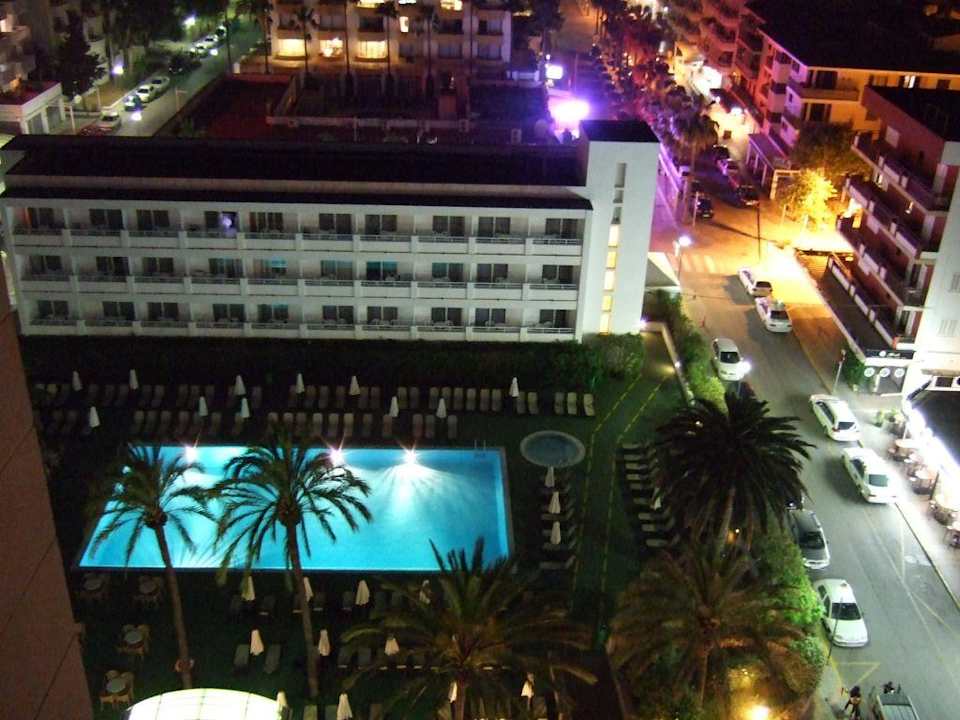 Hotel-Pool bei Nacht. Hipotels Don Juan