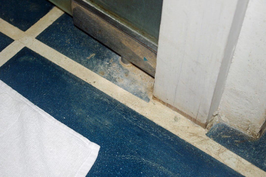 Boden vor der Tür zur Dusche Hotel Jetwing Blue