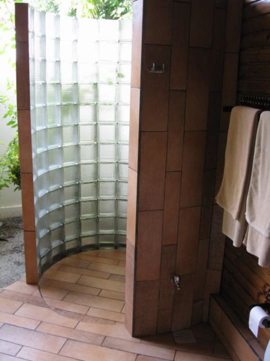 Dusche im halboffenen Bad Komandoo Island Resort & Spa - Adults only