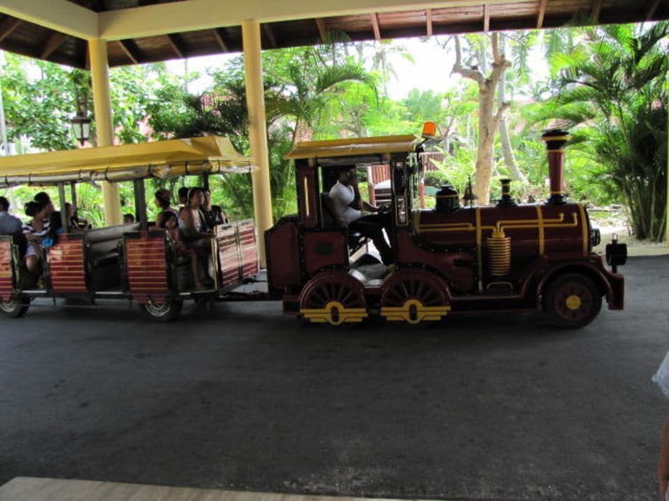 Kolejka do przemieszczania się pomiędzy hotelami Hotel Grand Palladium Palace Resort, Spa & Casino