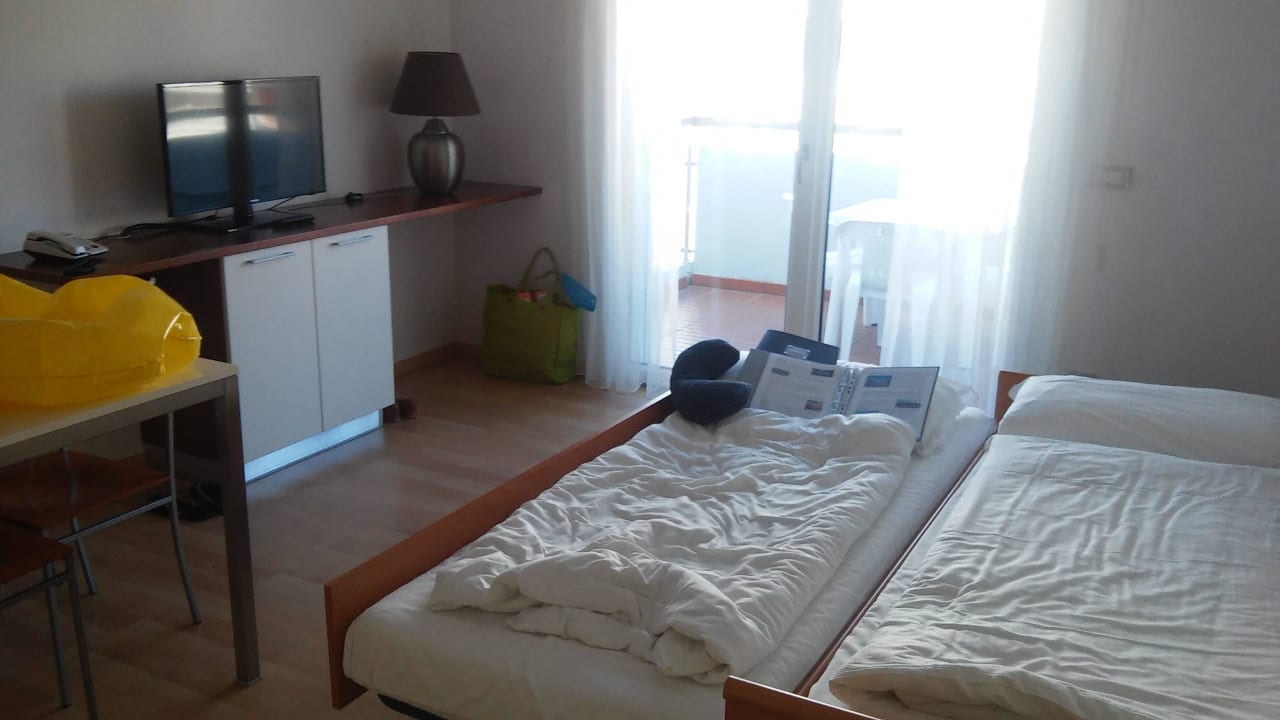 Wohnzimmer mit Schlafcouch Domino Suite Hotel