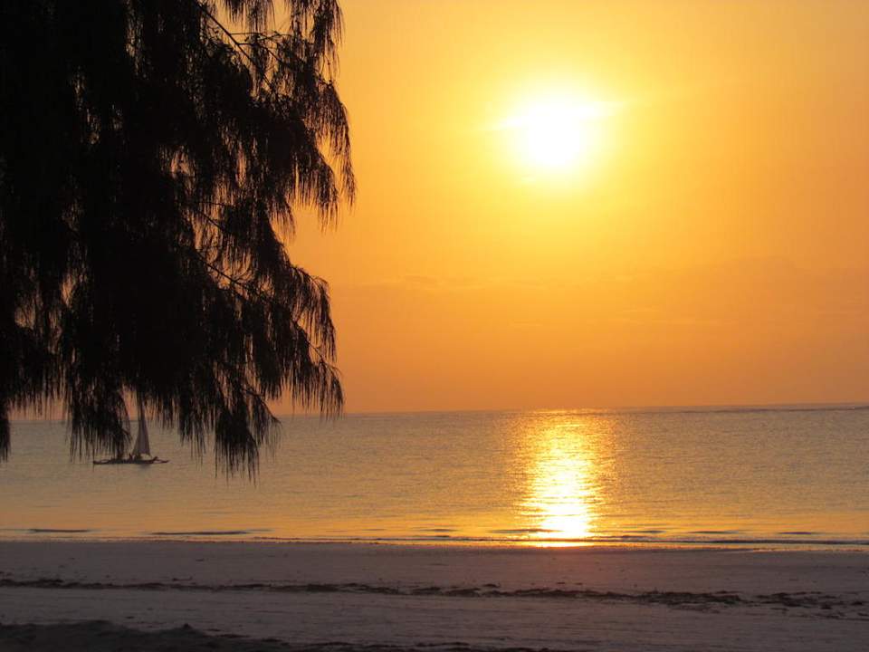 traumhafte Sonnenaufgang von unserer Terrasse aus Hotel Karibuni Rafiki Beach Resort