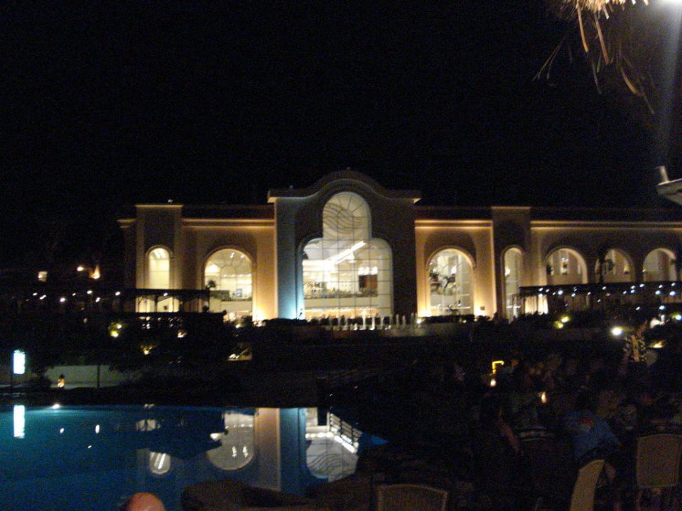 Večerní pohled Pyramisa Beach Resort Sahl Hasheesh