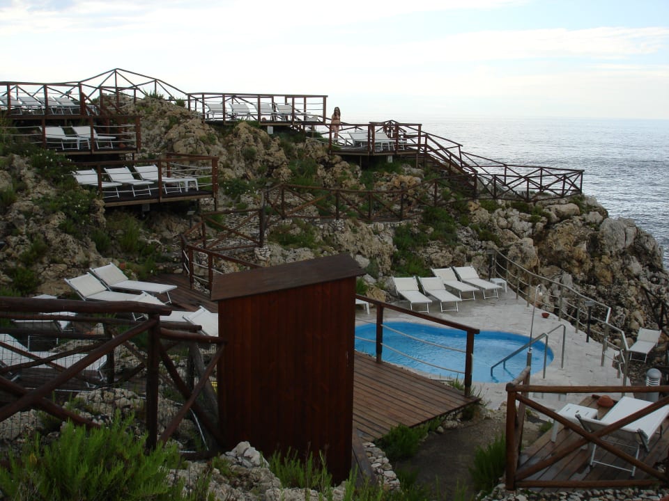 Лежаки разбросаны на скалах UNAHOTELS Capotaormina