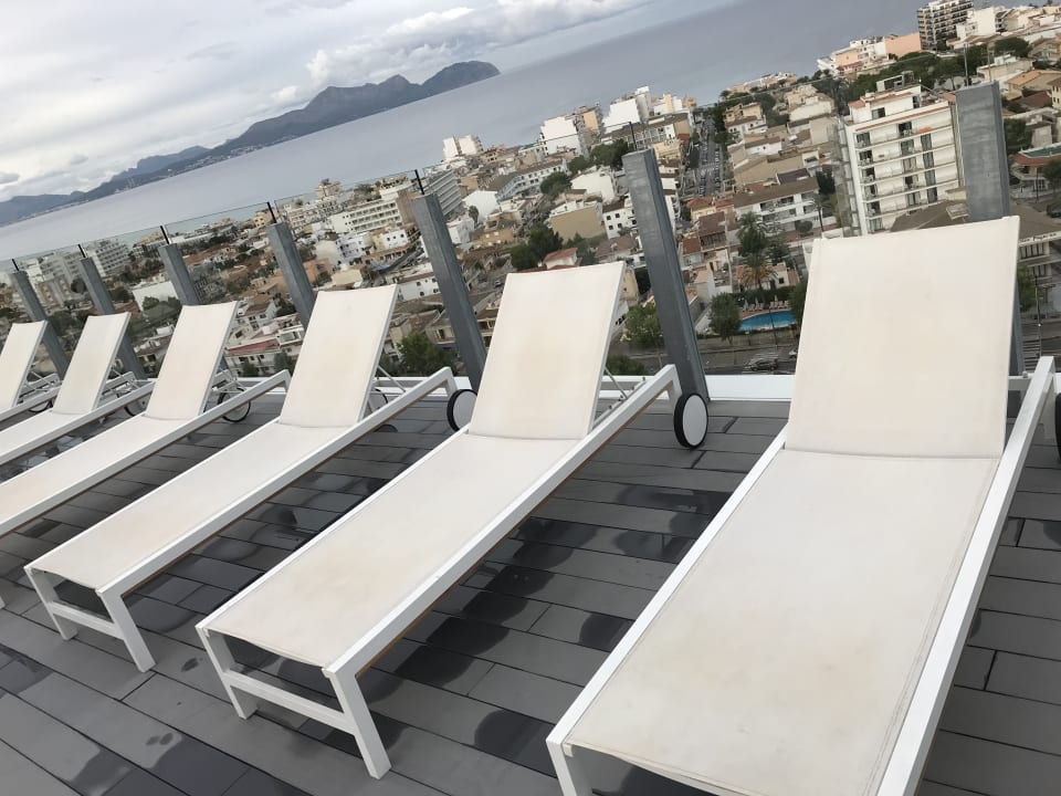 Liegen auf der Dachterrasse BG Tonga Tower Design Hotel & Suites