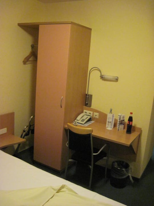 Schreibtisch am Schrank City Hotel Kurfürst Balduin