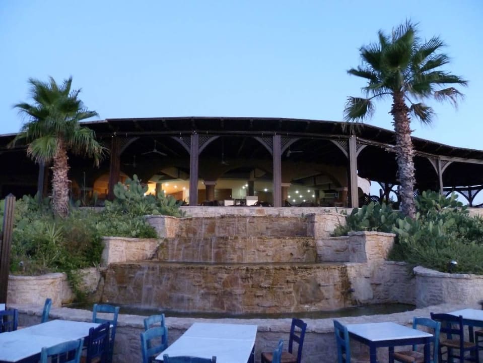 Schönes Plätschern durch das Wasser Hotel Kalithea Horizon Royal