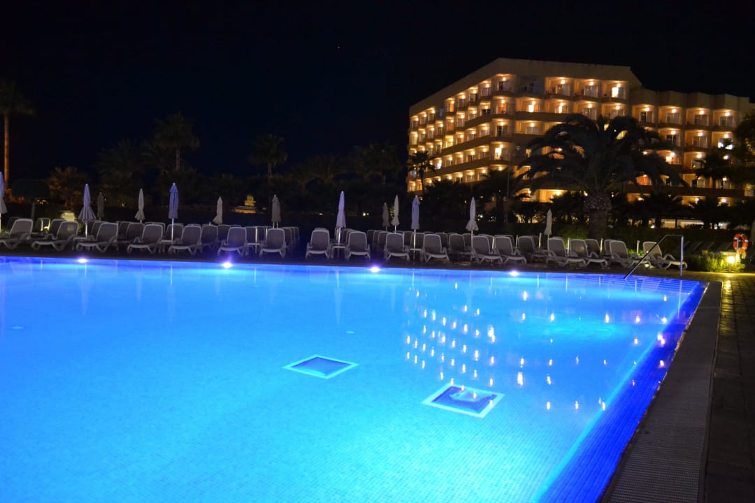 Pool bei Nacht Hipotels Cala Millor Park