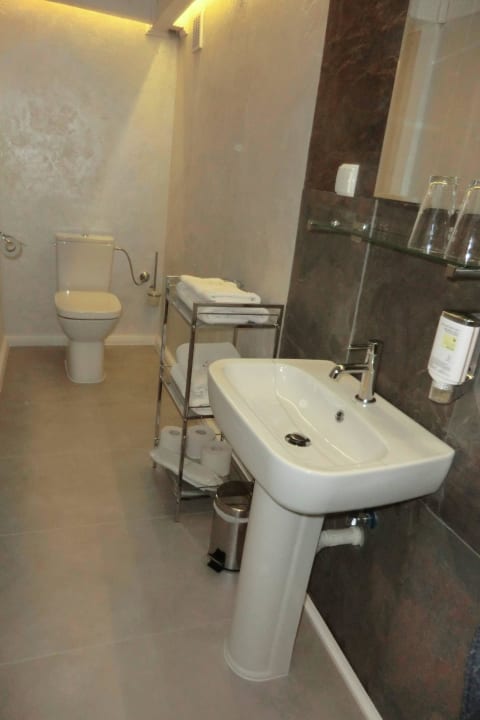 Badezimmer linke Seite Hotel Lisewski Dwór