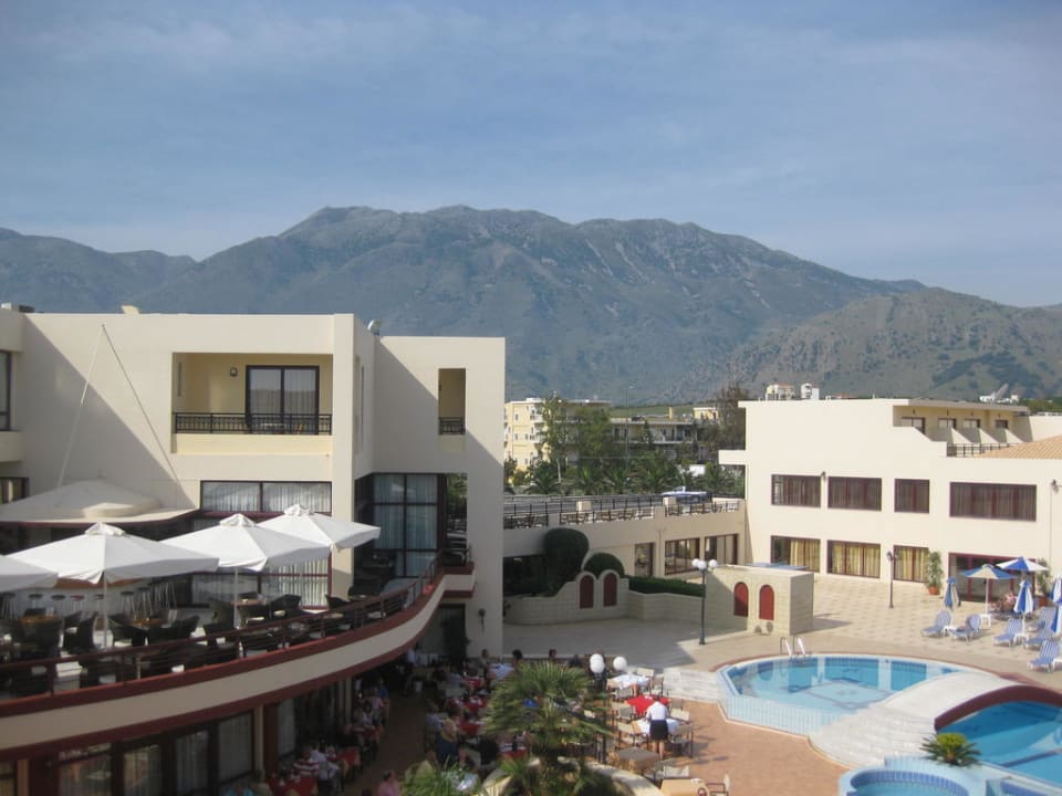 Terrasse und Pool Vantaris Palace