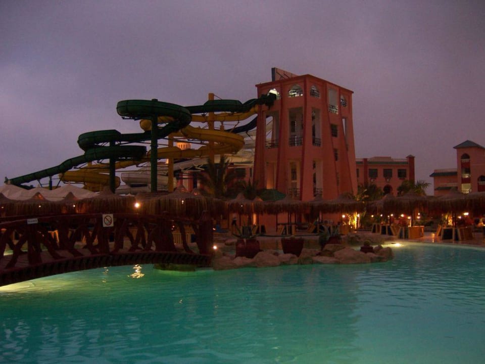 Poolanlage bei Dämmerung 2 Pickalbatros Aqua Park Resort - Hurghada