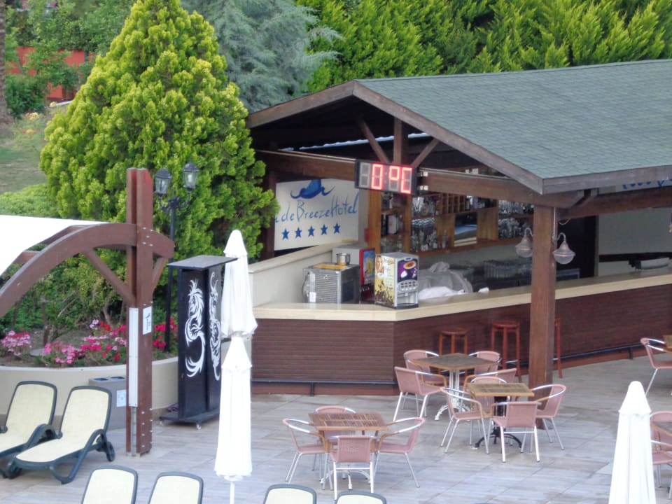 Poolbar Side Breeze Hotel
