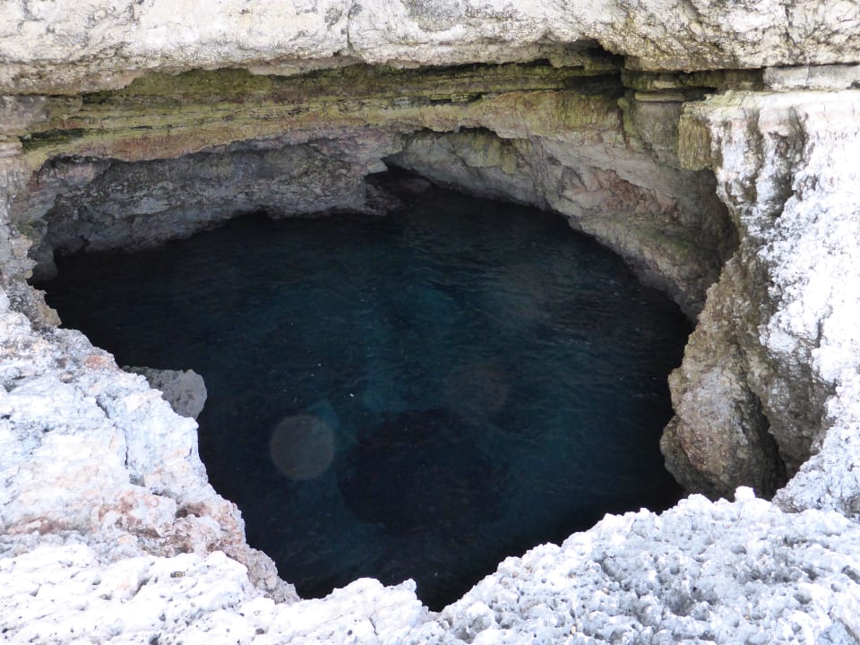 Die große Höhle durch das Oberlicht gesehen Iberostar Waves Club Cala Barca