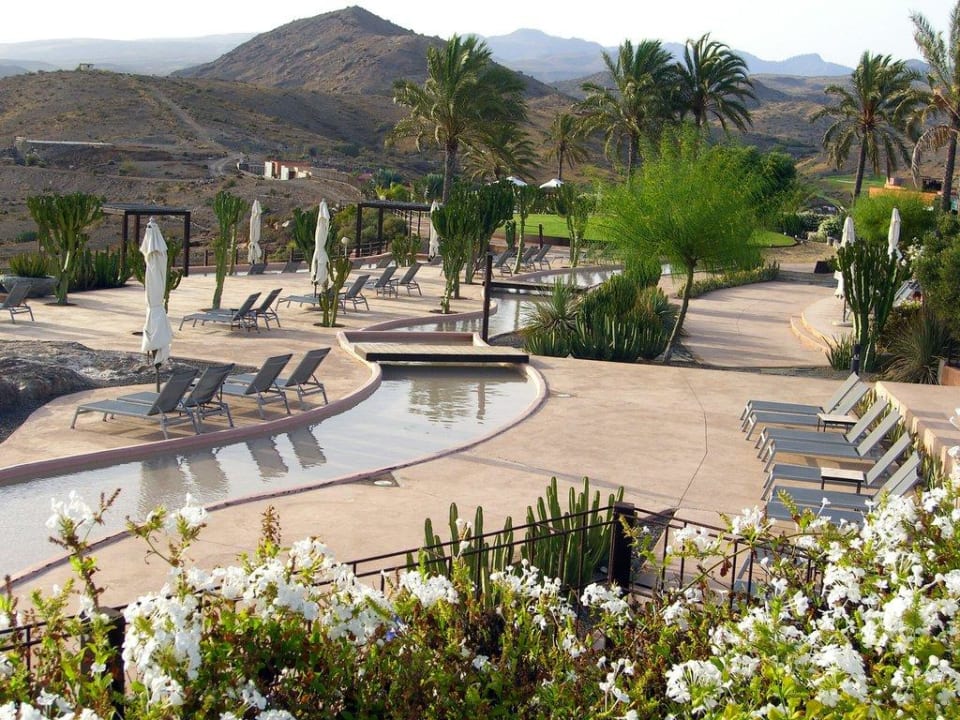 Liegebereich in Pool-Nähe Salobre Hotel Resort & Serenity