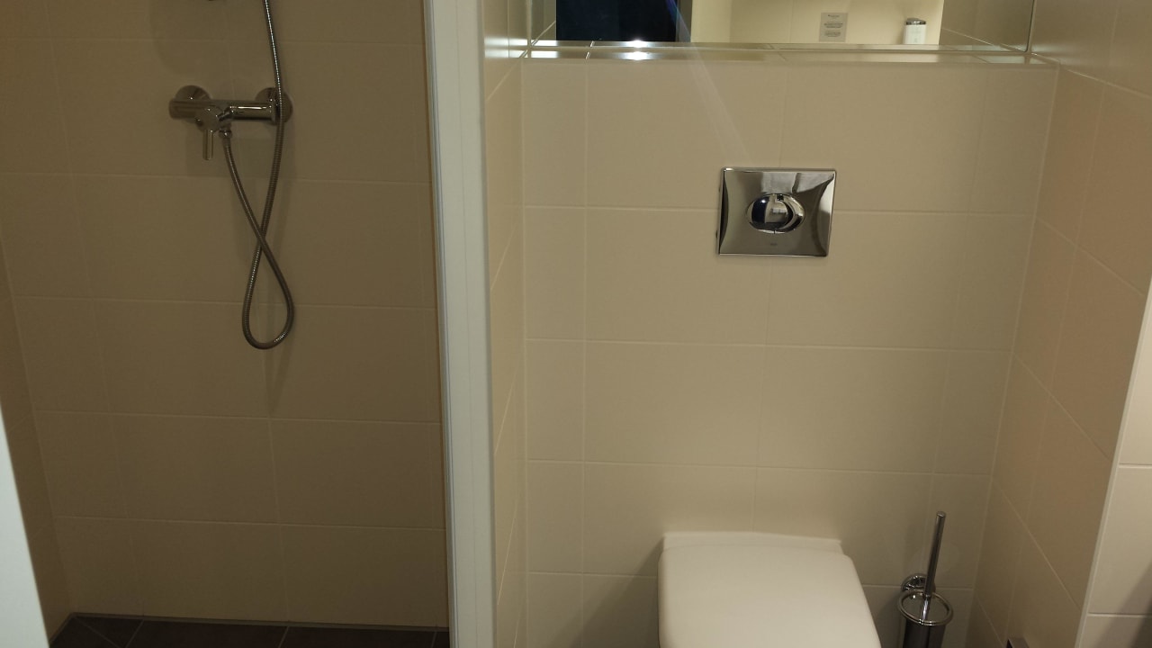 Dusche und Toilette ARCOTEL Onyx Hamburg