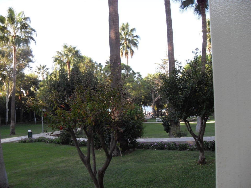 Vom Zimmer in die Gartenanlage Barut Hemera