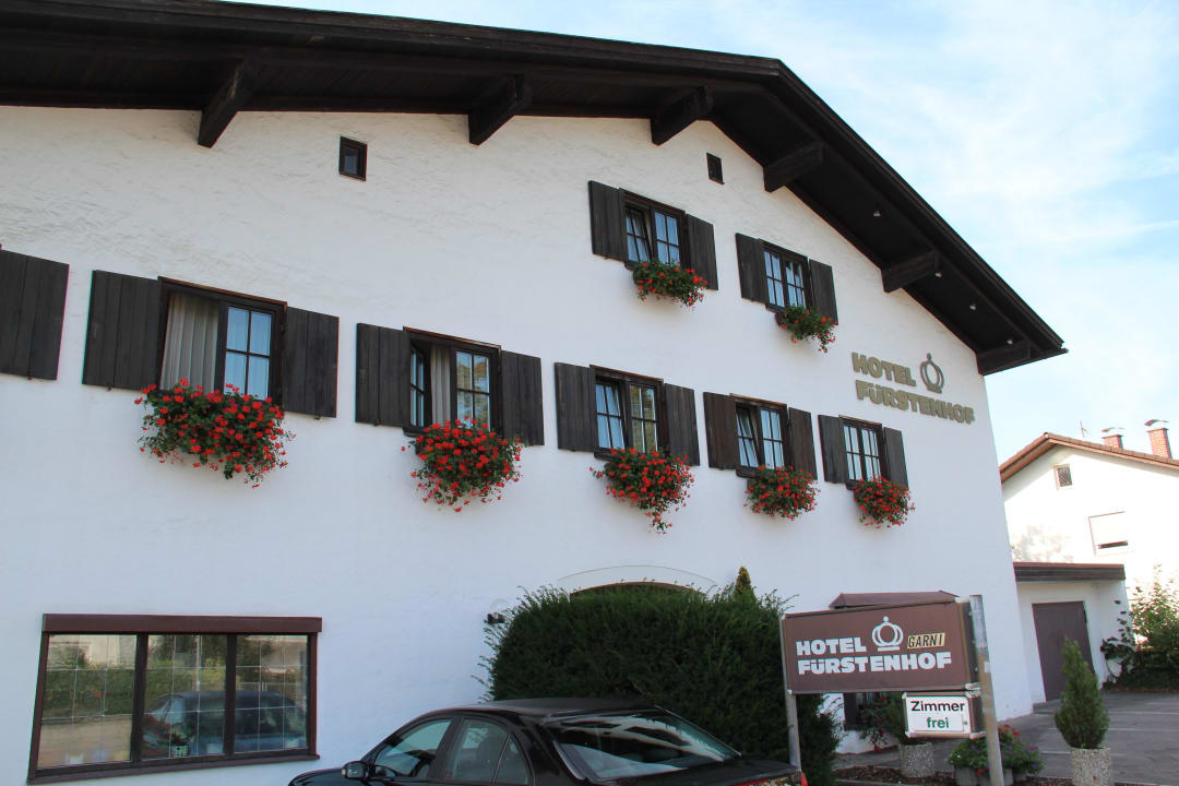 Hotel von außen mit Parkplätzen Hotel Garni Fürstenhof