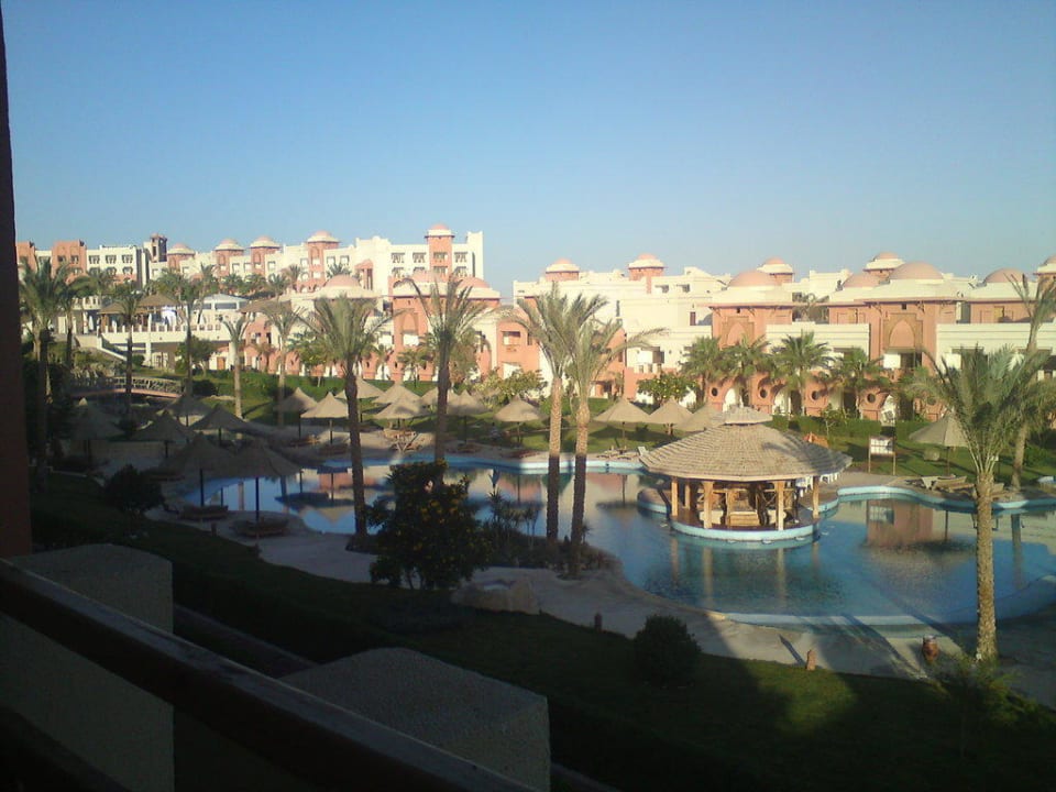 Einer der sieben Pools Serenity Alpha Beach