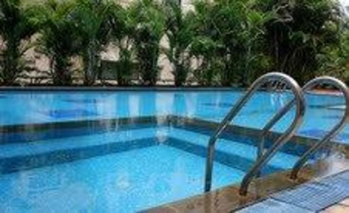 Spacious swimming pool Sherwood Suites