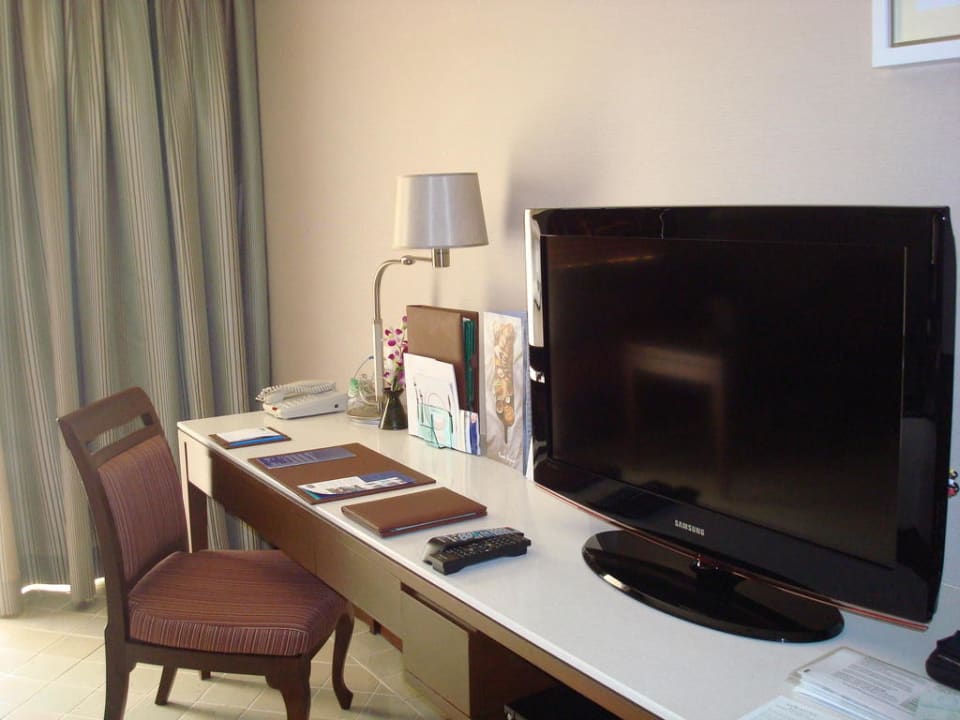 Schreibtisch mit TV Holiday Inn Resort Phuket