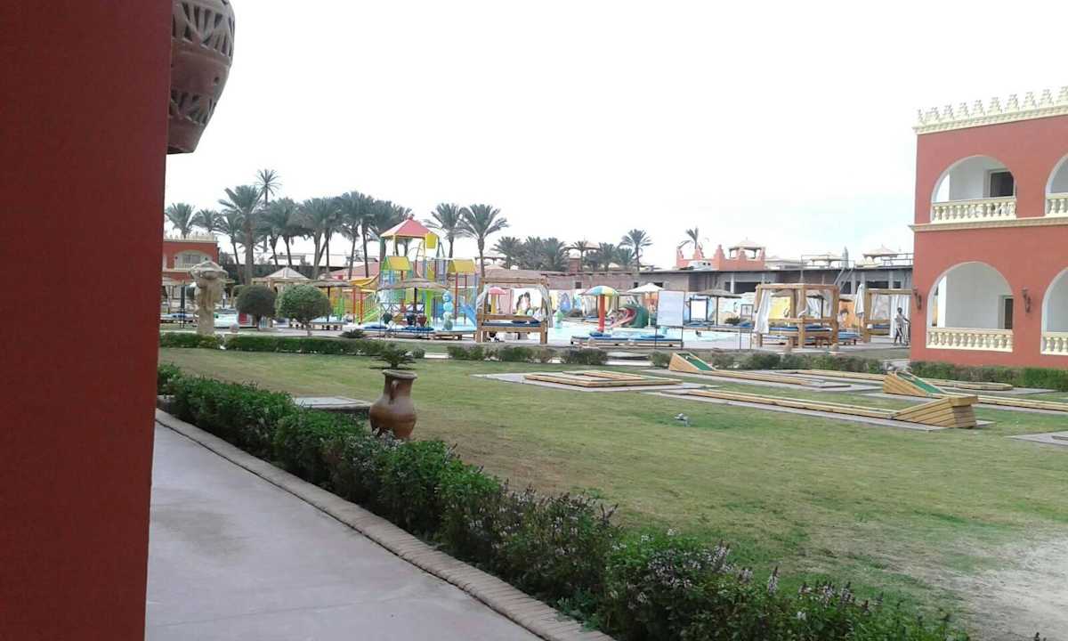 Blick vom Balkon zum Kinderpool Pickalbatros Alf Leila Wa Leila Resort - Neverland Hurghada