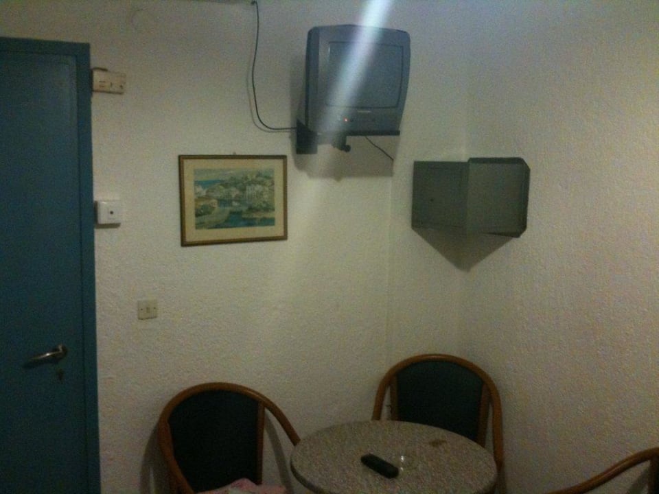 Sitzecke mit Fernseher und Safe Elounda Residence Resort & Waterpark