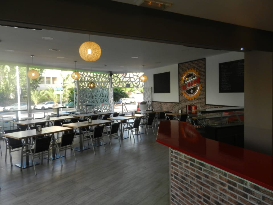 Sitzbereich der Bar LABRANDA Bahía y Villas Fañabé