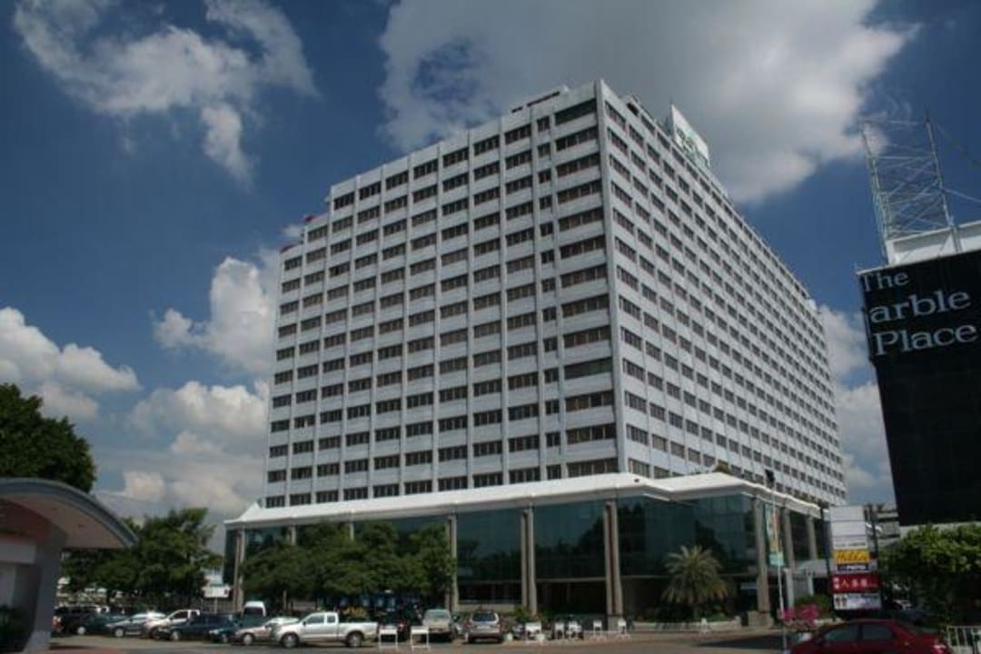 Das Hotel von der Seite Ramada Plaza by Wyndham Bangkok Menam Riverside