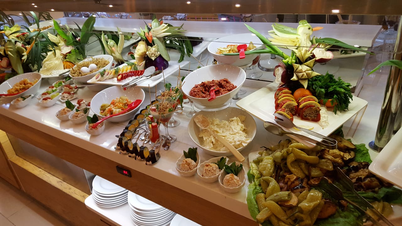 Buffet. Große Auswahl und schöne Dekoration. Salmakis Resort & Spa