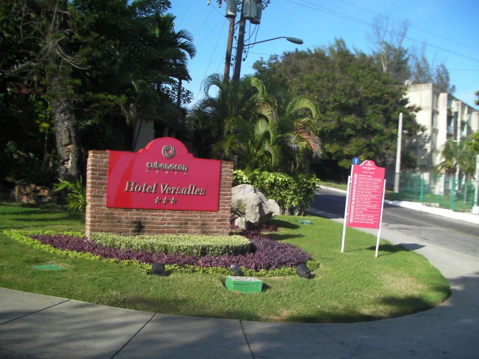 Zufahrt zum Hotel Hotel Versalles