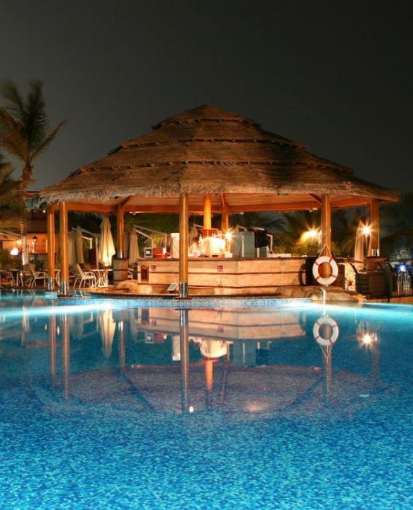 Pool bei Nacht Le Meridien Mina Seyahi Beach Resort & Waterpark