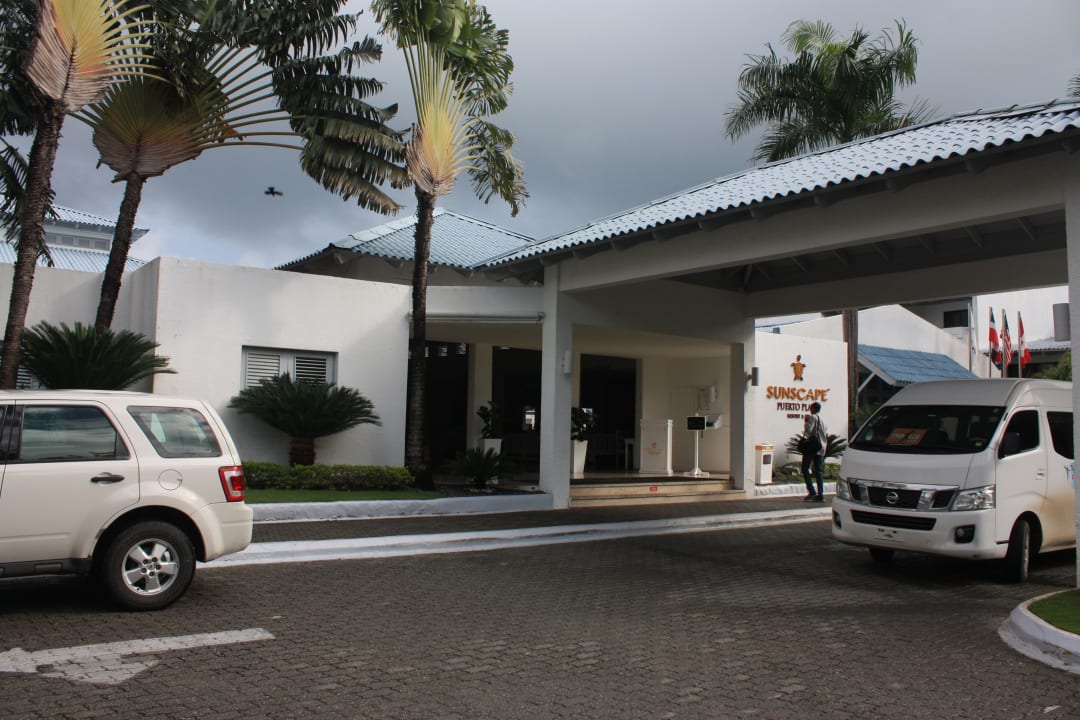 Hoteleinfahrt, hier halten die Busse Sunscape Puerto Plata