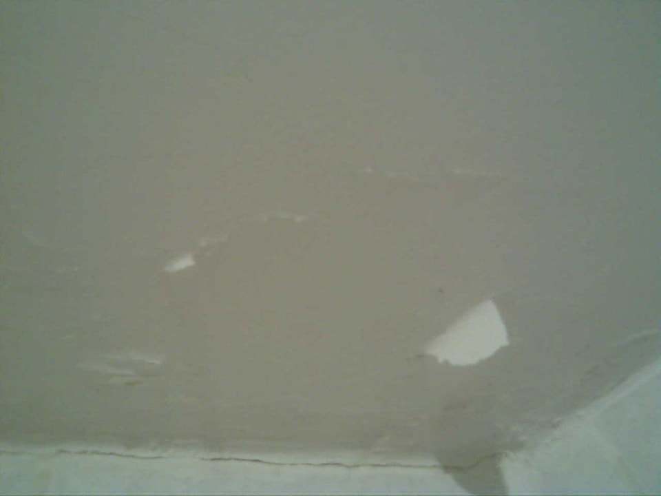 Farbe kam von den Decken Hotel  Pigale