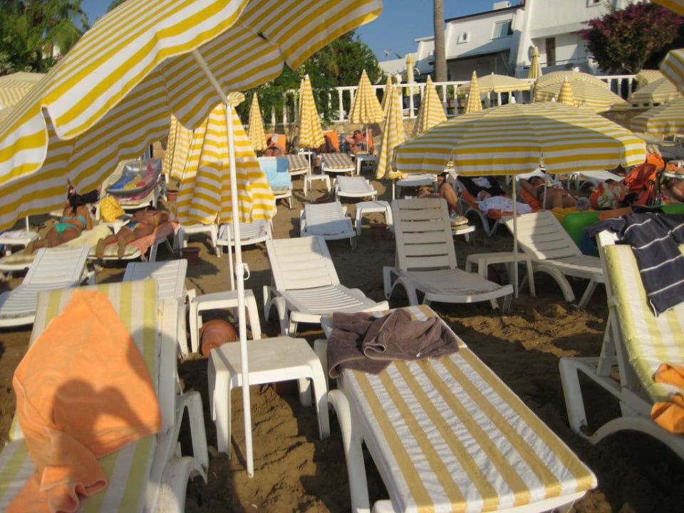 Eng stehende Liegestühle Alaiye Resort & Spa