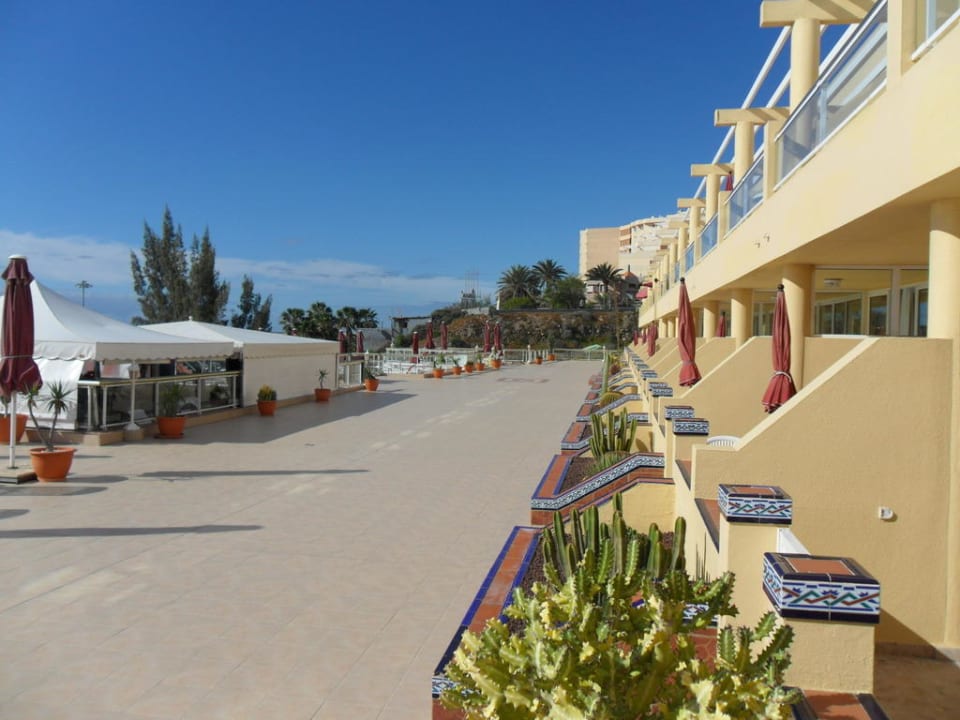 Auf dem Weg zum Frühstücks-Pavillon Hotel Atlantic Beach Club
