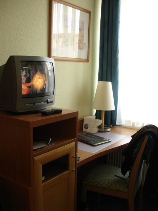 Schreibtisch, TV, Minibar Hotel Am Kaisersaal