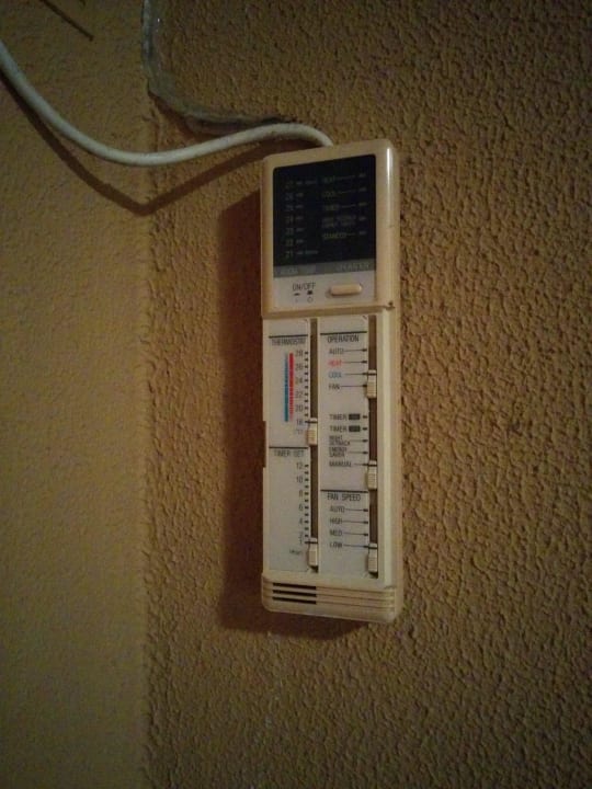 Der Thermostat für die Klimaanlage... Hotel Atismar