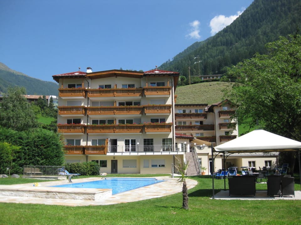 Blick aus dem Hotelgarten Hotel Wiesenhof Garden Resort